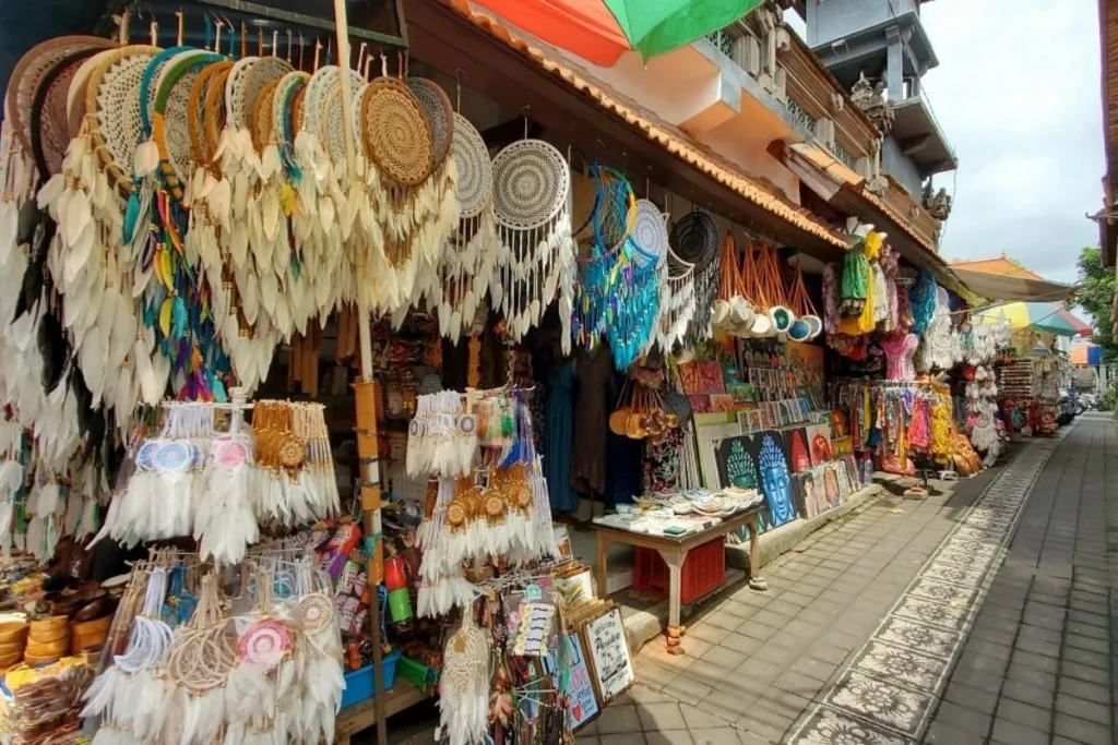 Deretan toko kerajinan Bali di Pasar Seni Ubud dengan hiasan dan suvenir lokal.