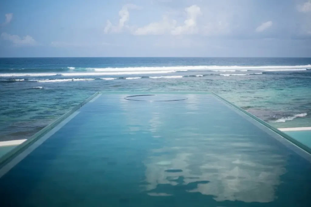 Infinity pool overlooks the ocean, offering clear sea views and a relaxing place to enjoy Bali.