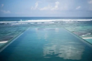 Infinity pool overlooks the ocean, offering clear sea views and a relaxing place to enjoy Bali.
